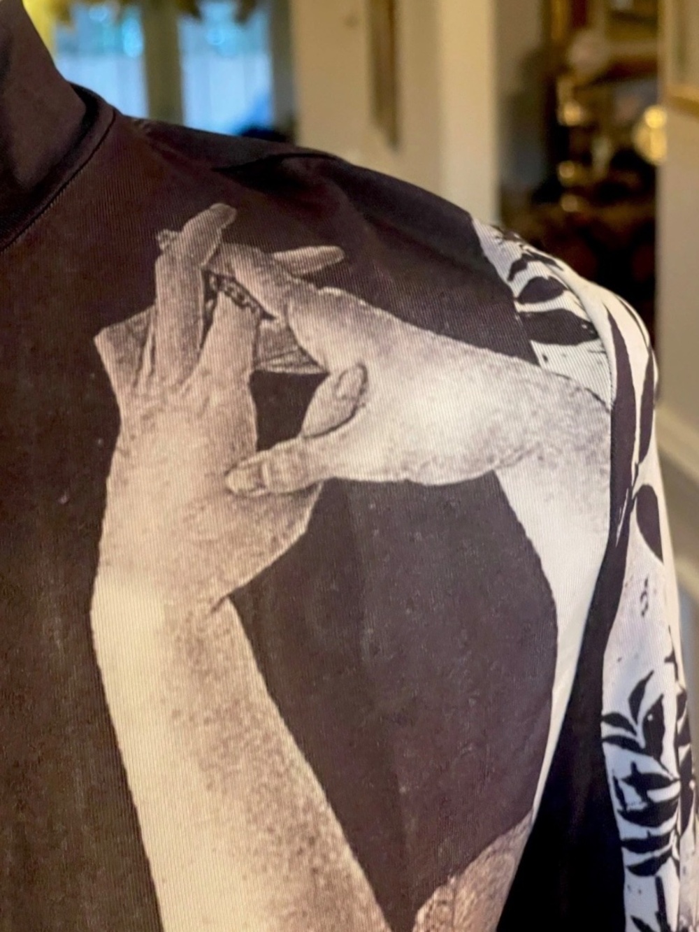 Alice & Olivia Delaina Mock T-neck Renaissance Fresco Body Con Top Size Med NWT - Picture 5 of 14